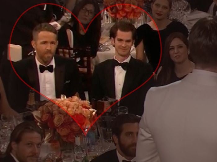 Ryan Reynolds y Andrew Garfield en los Globos de Oro.