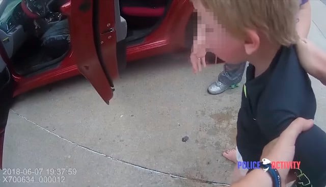 Niño de 3 años se atraganta con una moneda y policía lo salva en EE.UU. (Foto: YouTube|PoliceActivity)