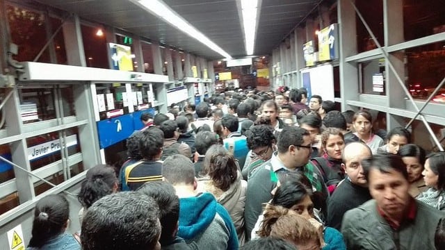 Un verdadero caos se vive en la estación Javier Prado del Metropolitano.