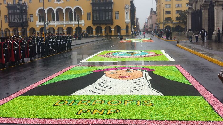 Alfombras florales y la PNP aguardan para rendir homenaje a Santa Rosa de Lima en la Plaza Mayor, donde se celebrará la Misa. Fieles también van al Santuario de la avenida Tacna, por el ‘Pozo de los Deseos. (FOTOS Y VIDEO: Isabel Medina / Trome)