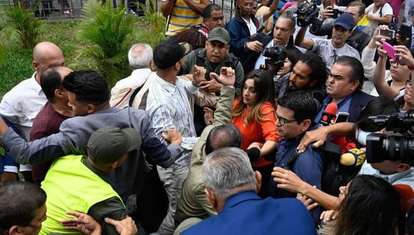 Venezuela: Prensa ingresa por fuerza al Parlamento tras impedimento policial. (Foto: AFP / Video: EFE)