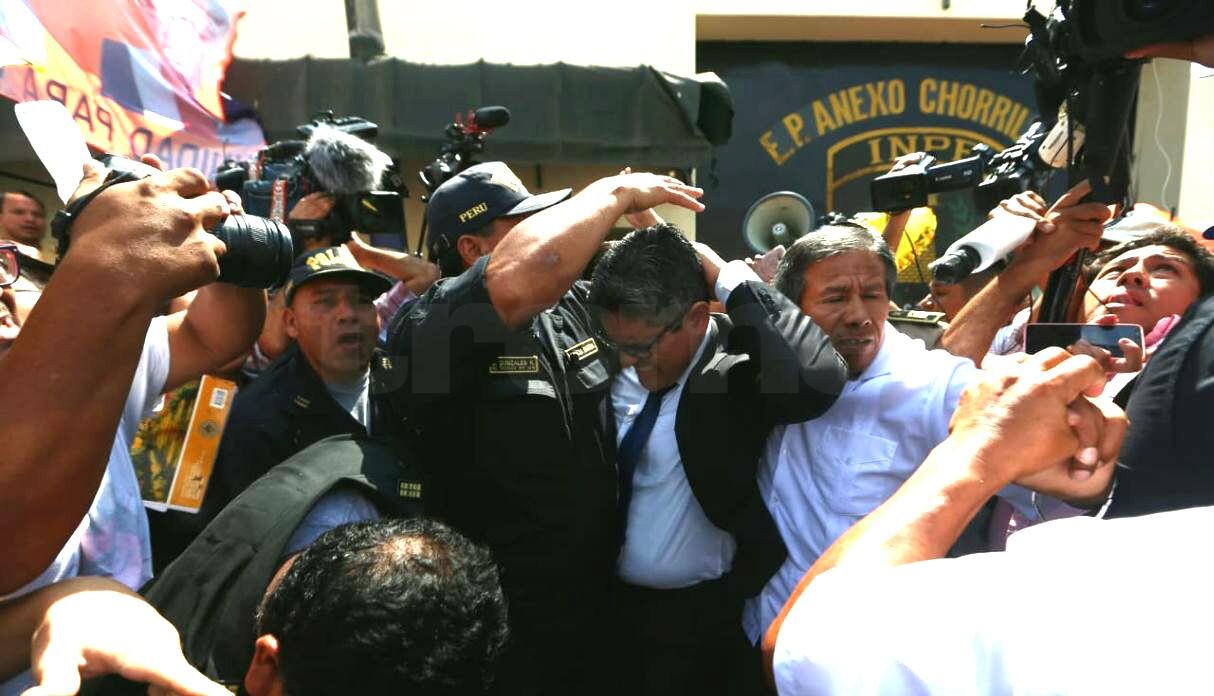 Agreden a José Domingo Pérez a las afueras del Penal de Mujeres de Chorrillos. Foto: Alessandro Currarino