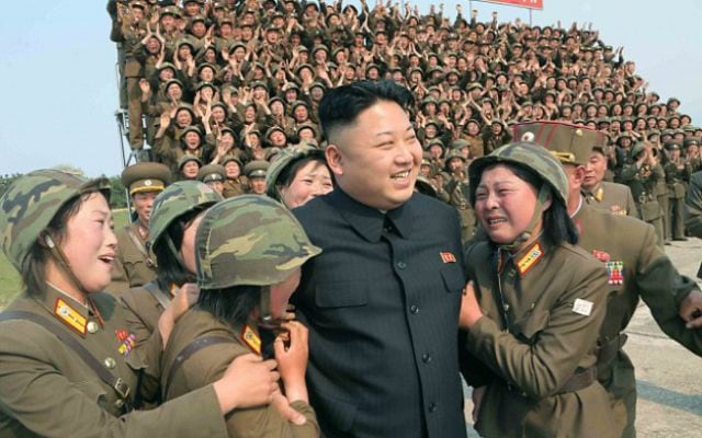 Kim Jong-un solo tiene 33 años, está casado con una ex cantante de pop y el mundo teme que inicie la Tercera Guerra Mundial.