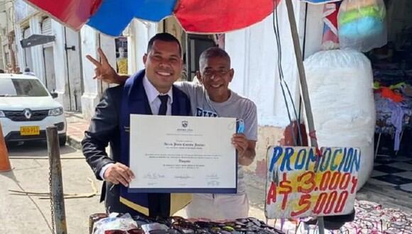 Joven celebra su título de abogado en el puesto ambulante de su padre. (Foto: @AlexisKillero)