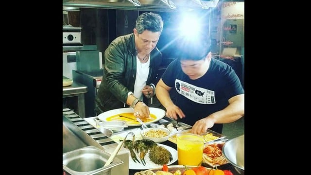 Alejandro Sanz y Rubén Blades prepararon tiradito con chefs peruanos. (Carlo Fernández)