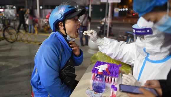 Un residente que se somete a una prueba de ácido nucleico para detectar el coronavirus Covid-19 en Wuhan, en la provincia central china de Hubei. (Foto de AFP)