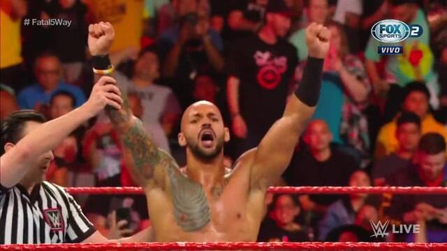 La victoria más importante de Ricochet desde que fue promovido al roster principal de WWE. (Captura Fox Sports 2)