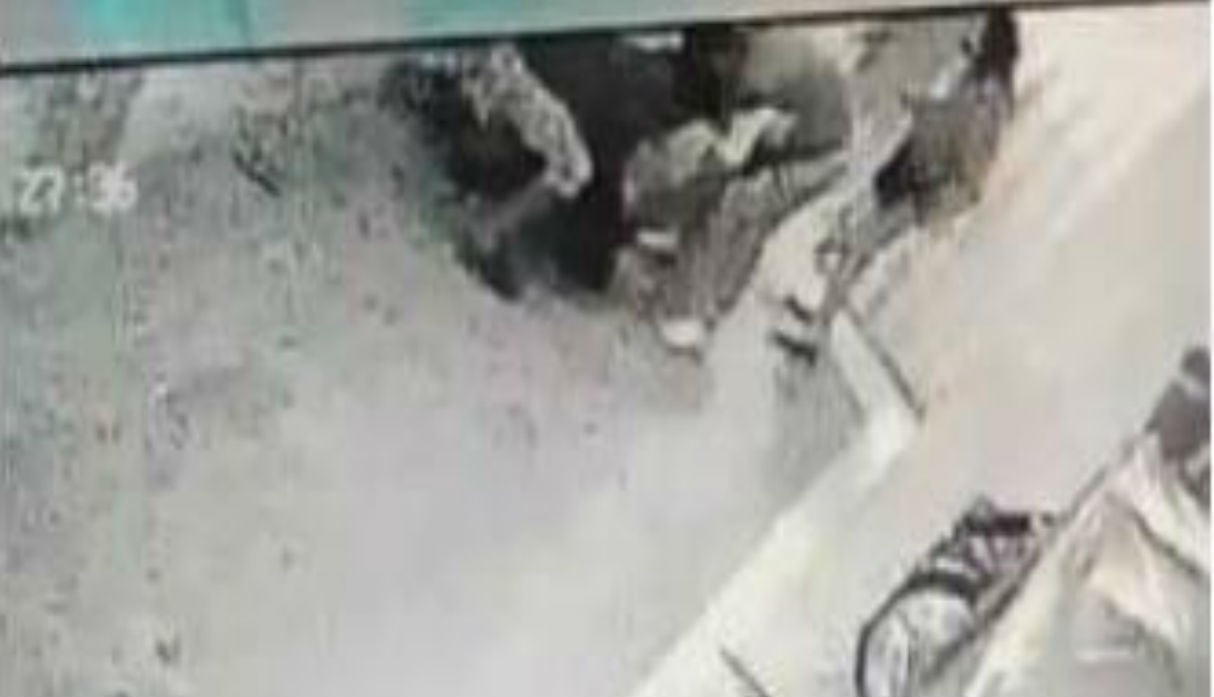 Cámaras de seguridad del hostal grabaron a los ladrones cuando robaban la moto cuando aparece el huésped desnudo y los hace huir a cadenazos