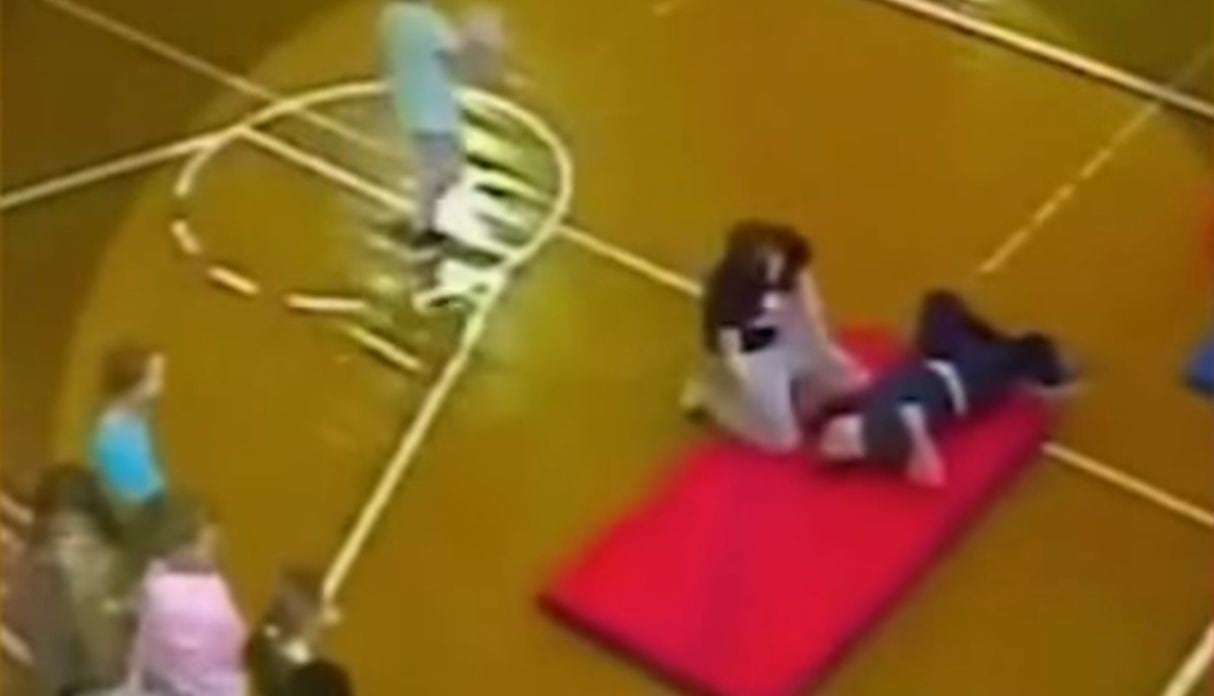 Niño se rompe la espalda en su clase de gimnasia