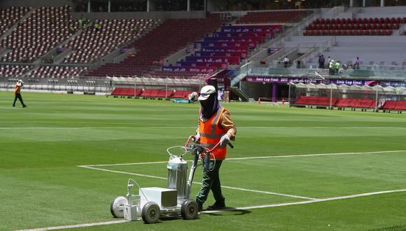 Una fotografía tomada el 18 de mayo de 2017 muestra a los trabajadores trabajando en el Estadio Internacional Khalifa en Doha después de que fue remodelado antes de la Copa Mundial de la FIFA Qatar 2022. (Foto: KARIM JAAFAR / AFP)