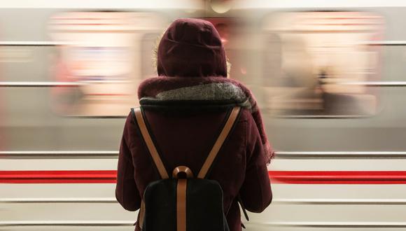 Una mujer acude a diario al metro londinense a escuchar la voz de su esposo fallecido (Foto: Pexels)
