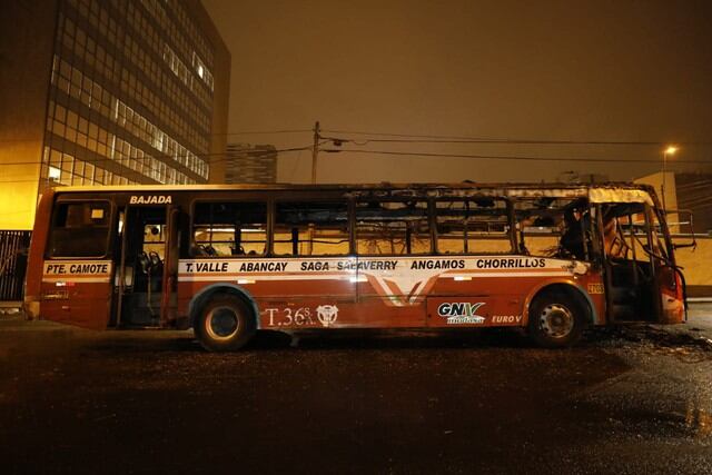 Debido al incidente, el bus quedó completamente calcinado. (Fotos : Piko Tamashiro)