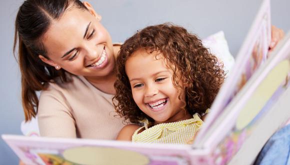 Cuando se lee un cuento a los niños antes de irse a dormir, hará que ellos comiencen a amar la lectura. Foto: iStock.