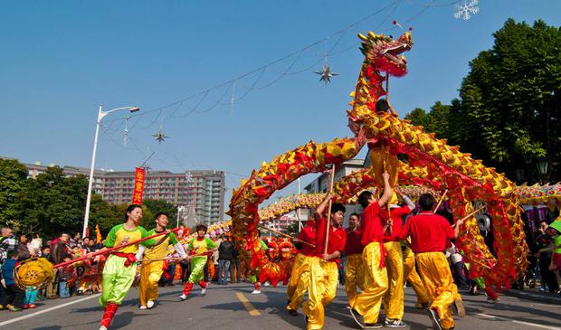 Es una tradición que tiene más de 4,000 años y fue iniciada por el emperador Yu Shun. En ella se ve el baile tradicional del dragón (Wu Long) o el baile del león (Wu Shi) (Foto: Shutterstock)