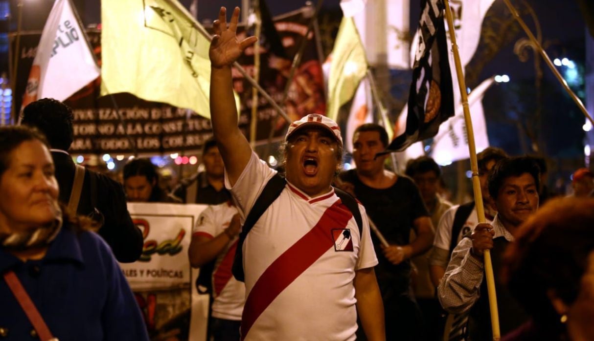 Algunos participantes de la marcha lucían pancartas y banderolas en las que exigían el cierre del Parlamento. (Jesús Saucedo/GEC)