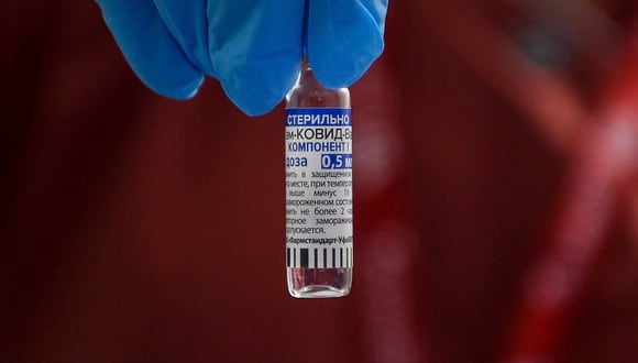 Un trabajador de la salud muestra un vial de la vacuna Sputnik V contra el Covid-19. (Foto: Punit PARANJPE / AFP)