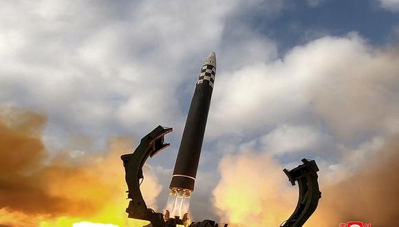 El lanzamiento del nuevo misil balístico intercontinental (ICBM) de Corea del Norte "Hwasong Gun 17", en el Aeropuerto Internacional de Pyongyang.  (Foto de KCNA VIA KNS / AFP)