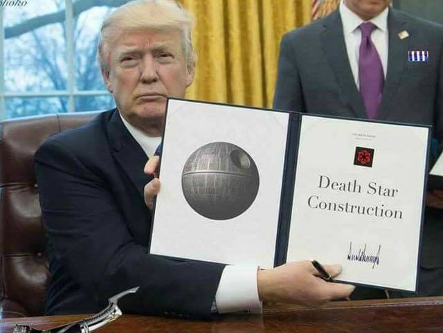 Trump firmó la orden de la construcción del muro con México y dio pie a memes.