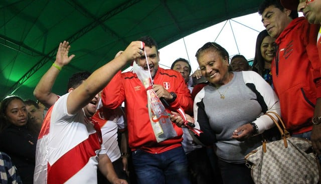 Doña Peta causa revuelo en inauguración de complejo deportivo con nombre de su hijo Paolo Guerrero