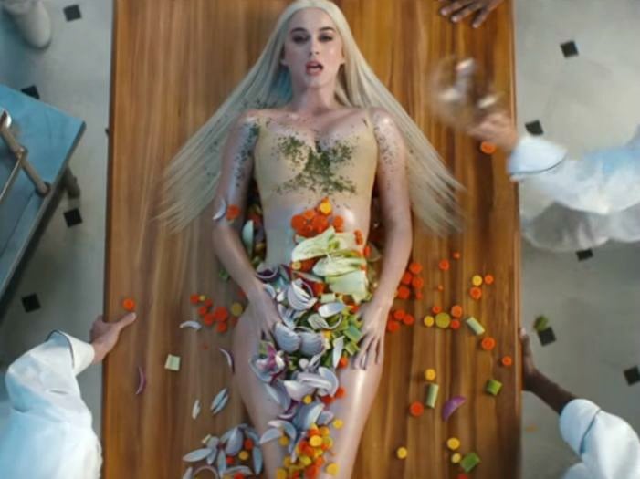 Katy Perry en su videoclip Bon Appetit.