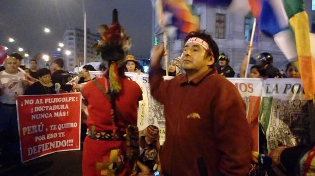 La manifestación en contra del indulto para Alberto Fujimori perdió fuerza pasadas las 9 de la noche.