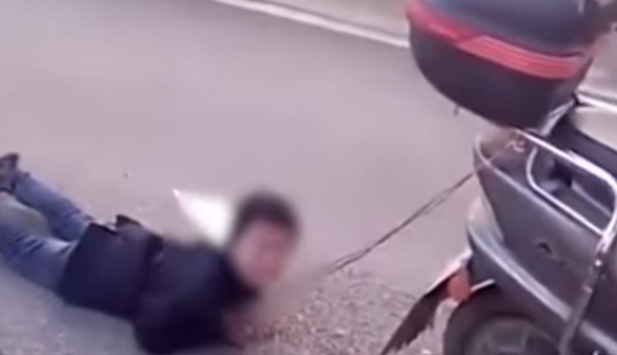 Mujer castiga a su hijo arrastrándolo de su moto.