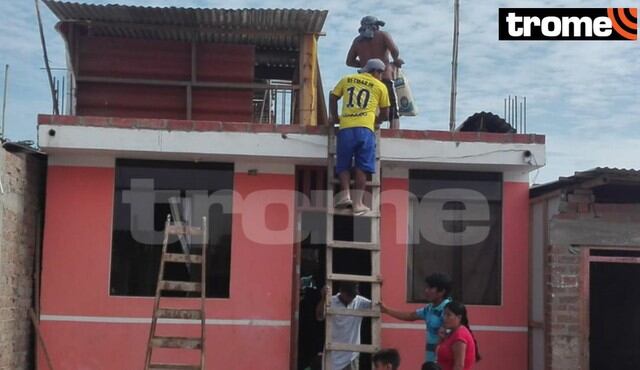 Pobladores suben sus pertenencias a sus techos por posible desborde de Río Piura