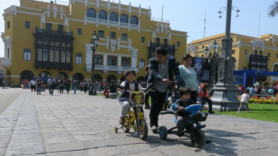 Familias disfrutaron diversas actividades en 'Al Damero de Pizarro sin carro'. (Foto: Isabel Medina/ Trome)