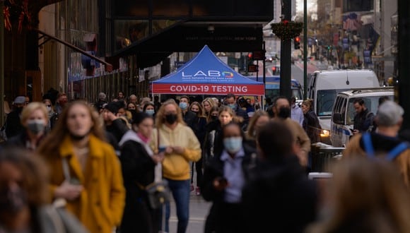 Personas hacen cola para hacerse la prueba de Covid-19 en un puesto de pruebas al lado de la calle en Nueva York. (Foto: Ed JONES / AFP)