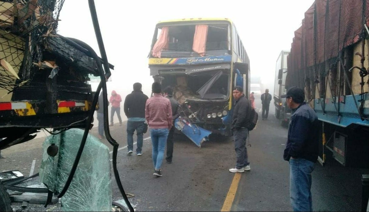 Chofer de bus interprovincial y su ayudante fallecieron tras accidente provocado por pasajero. (Fotos: Trome)
