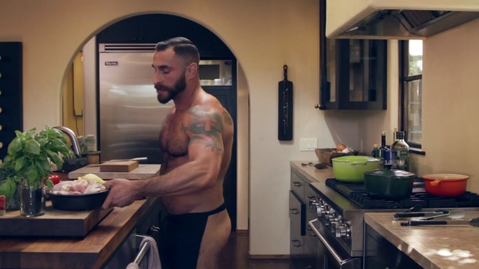 Chef musculoso y desnudo enseña a cocinar pollo y se vuelve viral de YouTube (Foto: YouTube)