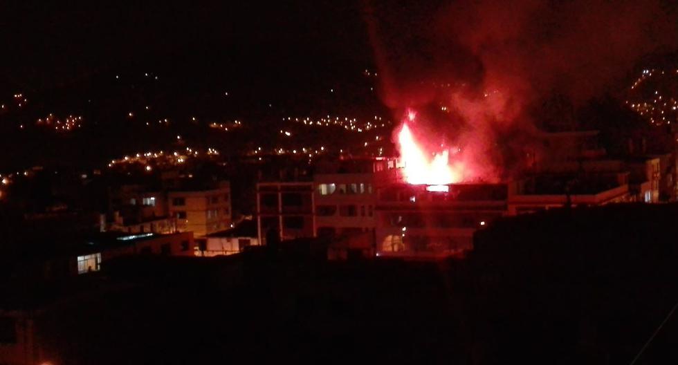 El fuego en la galería fue captado por los vecinos de la zona. (Twitter / @Lima_Cero)