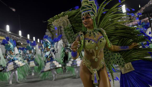Las escuelas de samba decidieron el jueves suspender sus mundialmente famosos desfiles en el Carnaval de Río de Janeiro. (Foto: MAURO PIMENTEL / AFP)