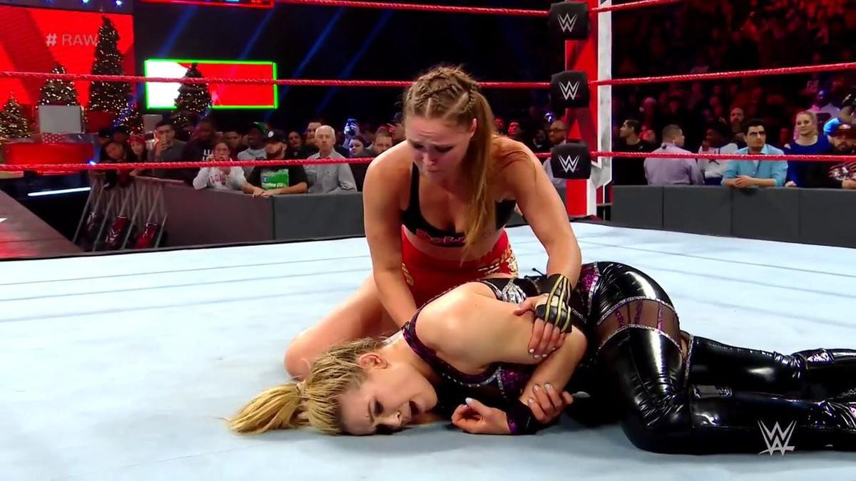 Ronda se llevó el triunfo, pero le costó derrotar a su compañera. (WWE)