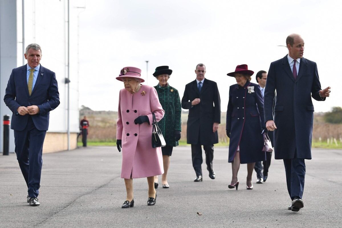 La Reina Isabel II y el Príncipe William llegan al Centro de Análisis Energético mientras visitan el Laboratorio de Ciencia y Tecnología de Defensa (Dstl) en el parque científico de Porton Down, ubicado cerca de Salisbury, en el sur de Inglaterra. (AFP / POOL / Ben STANSALL).