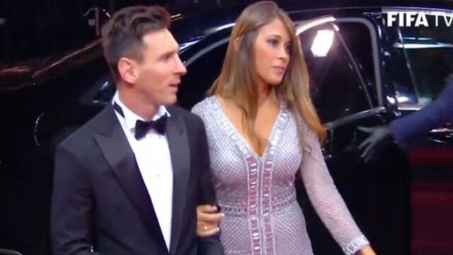 Lejos de los trajes extravagantes, Lionel Messi fue a la gala del Balón de Oro con un traje clásico. (Captura: FIFA TV)