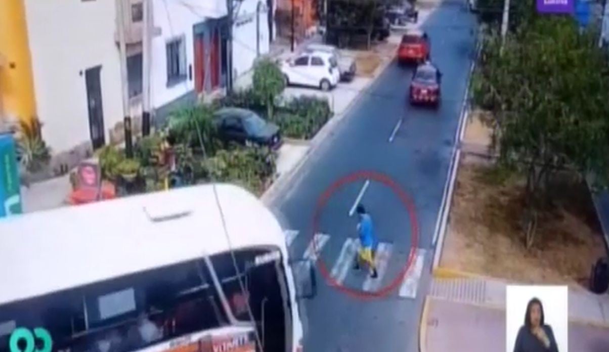 El impactante momento en el que joven es arrollado por bus que iba a excesiva velocidad. Foto: Captura de Latina