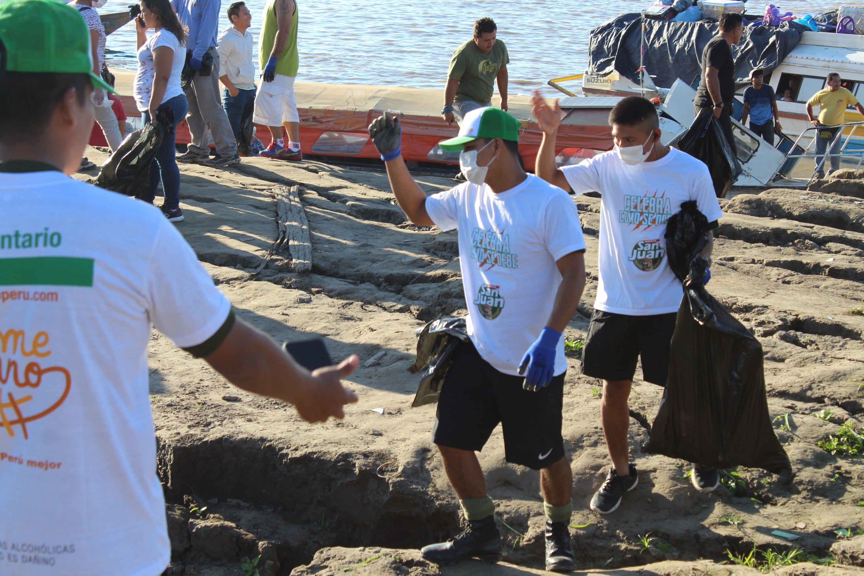 Se reunieron más de 600 voluntarios para recolectar residuos en la ribera de la laguna.