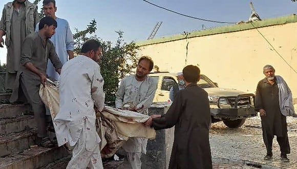 Hombres afganos se preparan para llevar el cadáver de una víctima al interior de una mezquita chií después de un ataque con bomba en la provincia de Kunduz. (Foto: AFP)