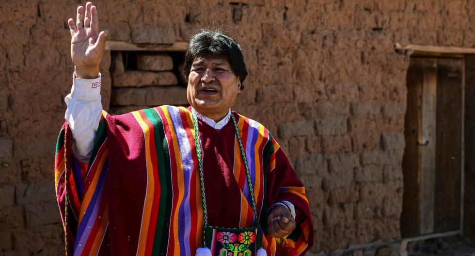 El expresidente boliviano Evo Morales saluda frente a su casa natal, en Orinoca, Bolivia, el 10 de noviembre de 2020, luego de su regreso de Argentina. (AFP / RONALDO SCHEMIDT).