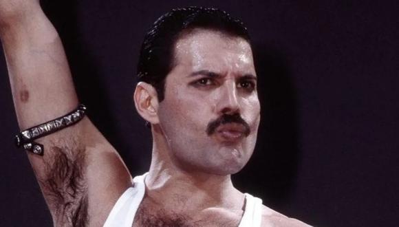 En 1991, el cantante de la banda de rock británica Queen, Freddie Mercury, confiesa que padece sida. Fallece al día siguiente en su casa de Londres.