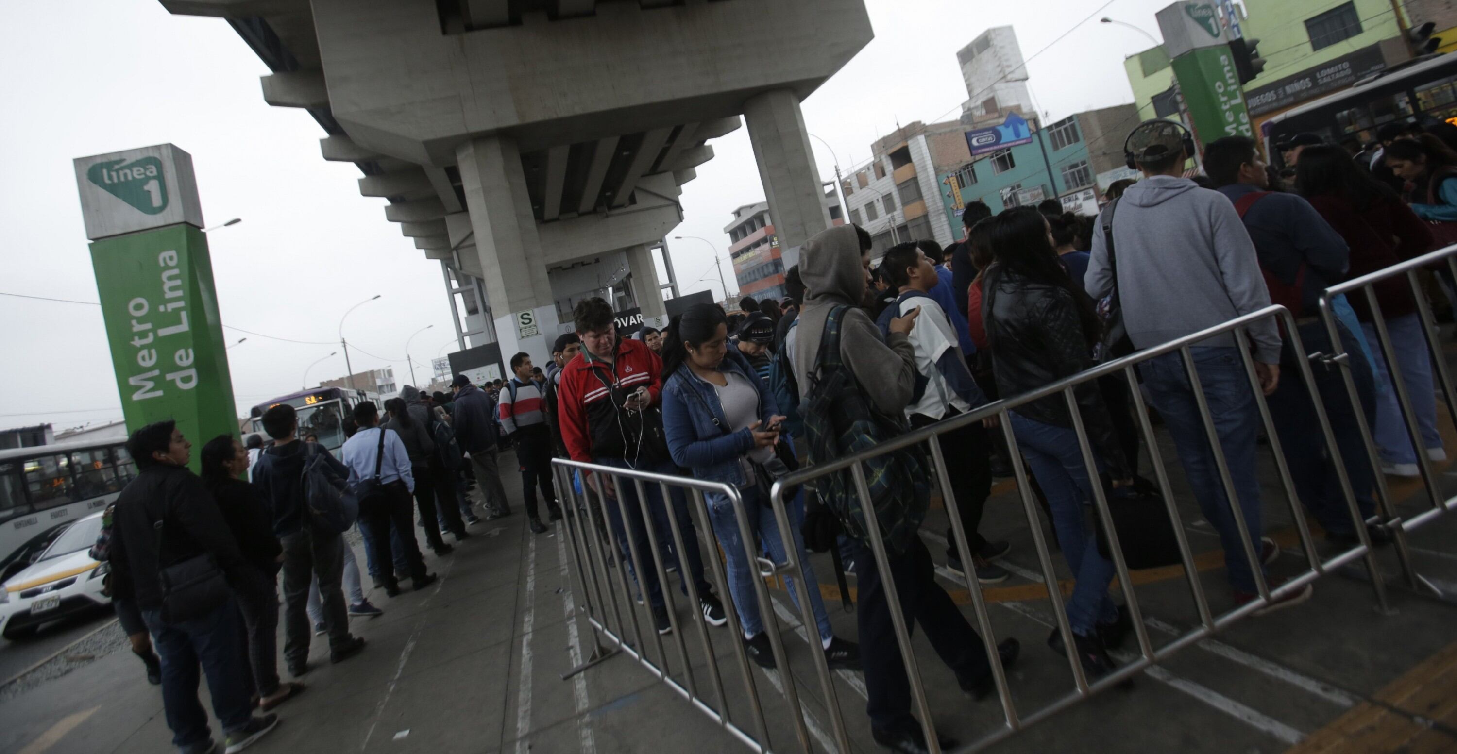 Miles de usuarios viven una verdadera pesadilla para trasladarse en el Metro de Lima en épocas de Navidad y Año Nuevo.