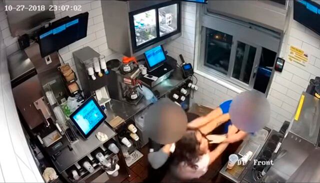 Una mujer irrumpió en un McDonald's y atacó al gerente por falta de bolsitas de kétchup. (Santa Ana Police Department / YouTube)<br>