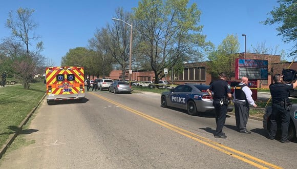 Las fuerzas de seguridad están en el lugar del suceso, la escuela Austin-East Magnet, y la investigación sigue abierta. (Foto: Twitter / @Knoxville_PD)