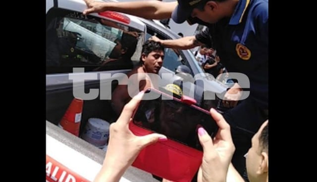 Luis Nolberto Vega Mogollón tuvo que ser rescatador por la Policía luego que fuera golpeado y maniatado, en Chimbote.