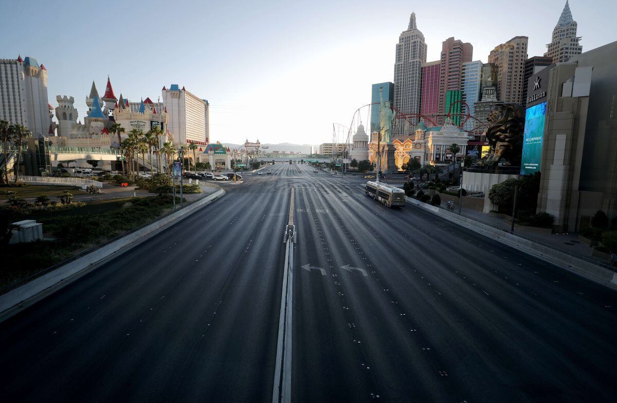 El panorama de Las Vegas, usualmente iluminado por las luces de los negocios que mantenía despierto a la ciudad, luce incoloro. En esta ciudad la mayoría de las empresas han estado cerradas desde el 17 de marzo en respuesta a la pandemia de coronavirus (COVID-19) en Las Vegas, Nevada. (Mario Tama/Getty Images/AFP)