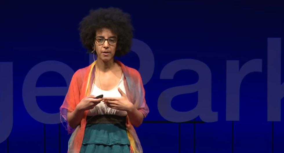 Timnit Gebru es una defensora de la diversidad y cofundadora de un grupo dedicado a impulsar el talento de personas negras en el ámbito de la inteligencia artificial. (Captura de video/YouTube).