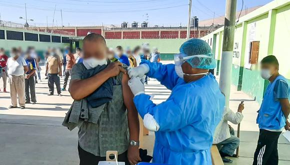 Servidores y reos en penales de Ica y Tacna son vacunados para reforzar su sistema inmune