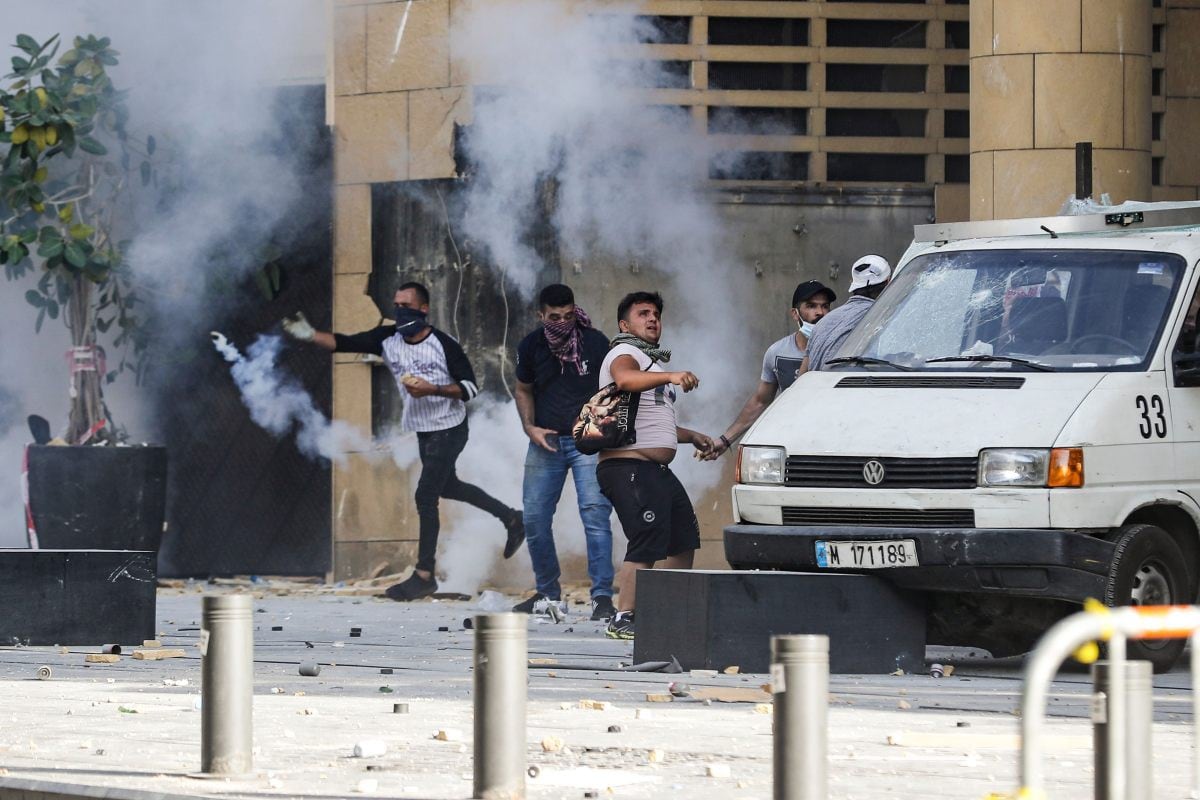 Los manifestantes libaneses chocan con las fuerzas de seguridad en el centro de Beirut. (AFP / JOSEPH EID).