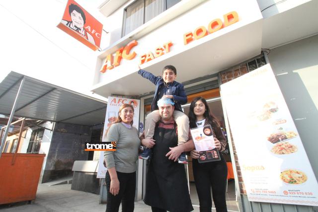 Video en TikTok hizo viral emprendimiento peruano de pollo broaster en Puente Piedra, por curioso nombre y logo que evoca a cadena rápida KFC. (Entrevista: Isabel Medina / Trome / Fotos: Alan Ramírez)
